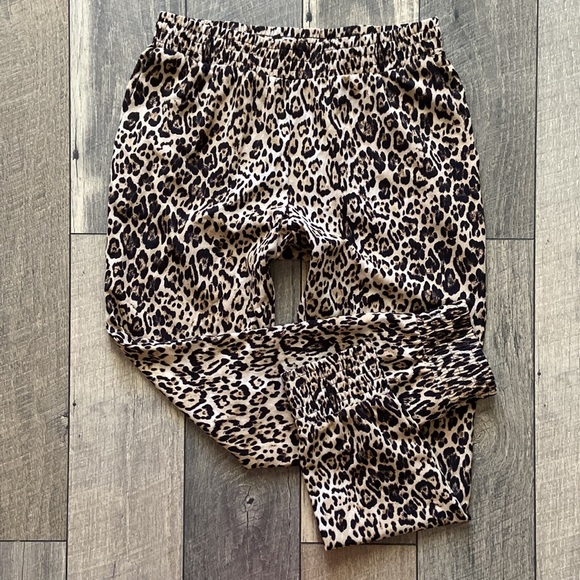 WAYF Serena Pocketed Leopard Jogger - Picture 3 of 12